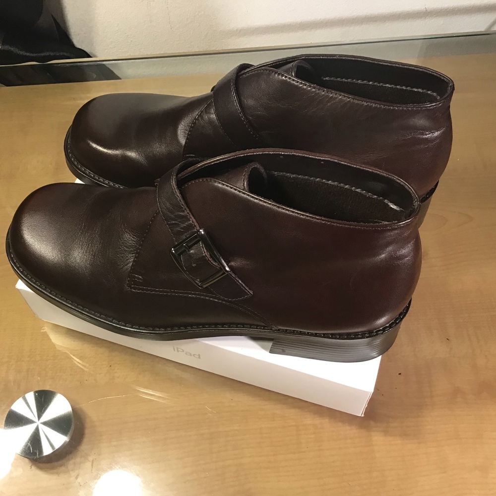 Beautiful women’s Sonoma ankle leather booties .